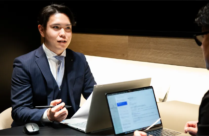 商談するT.Kの写真