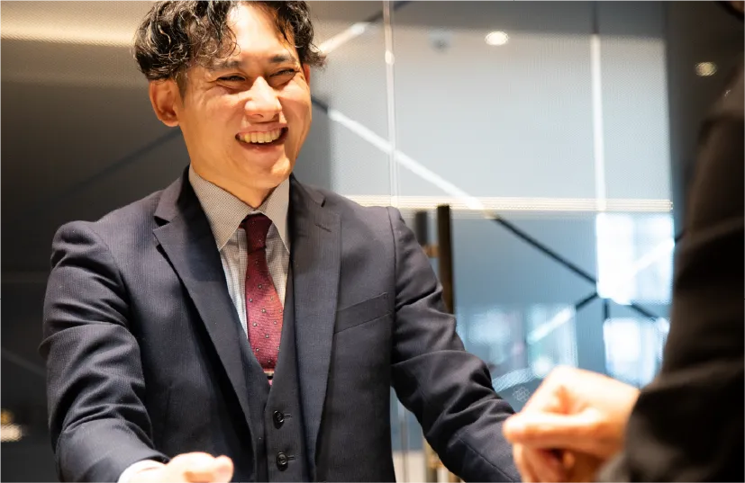 笑顔で接客するY.A