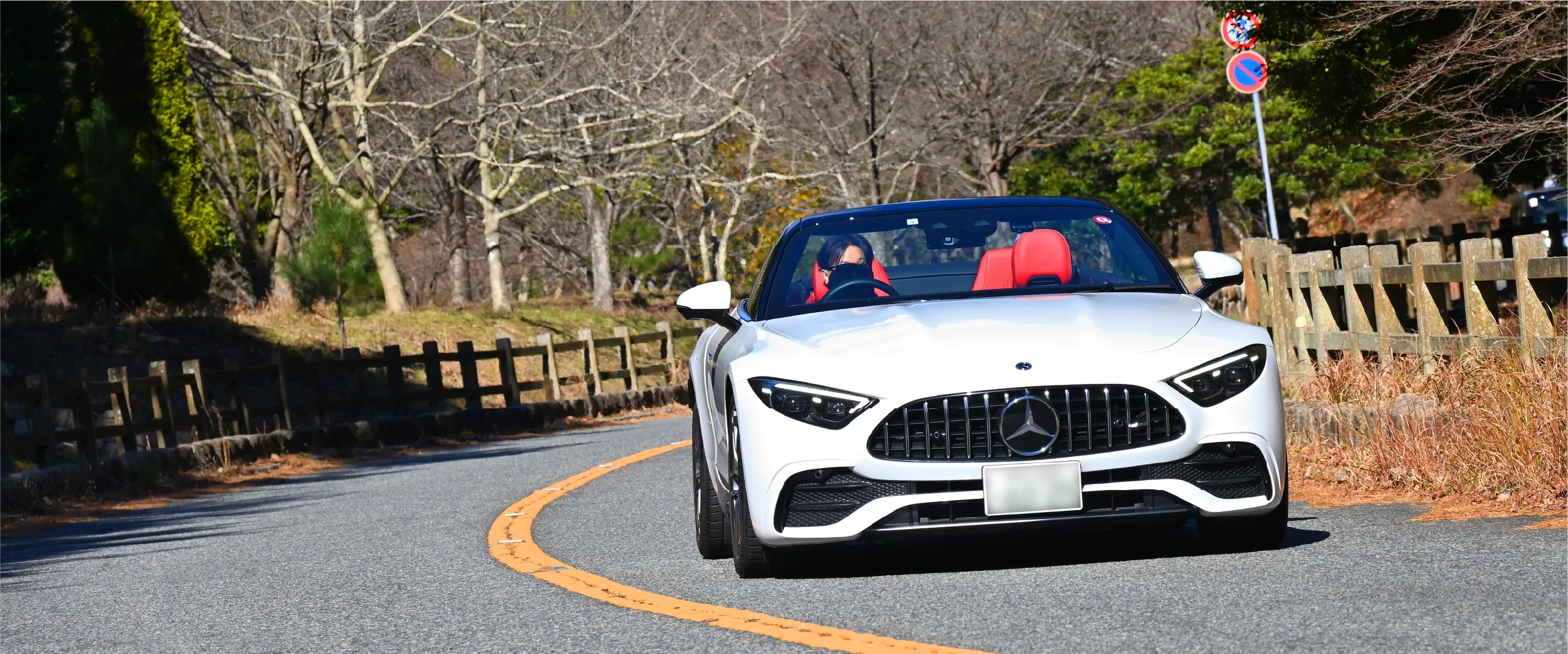 ショールーム前に佇むメルセデス・ベンツ